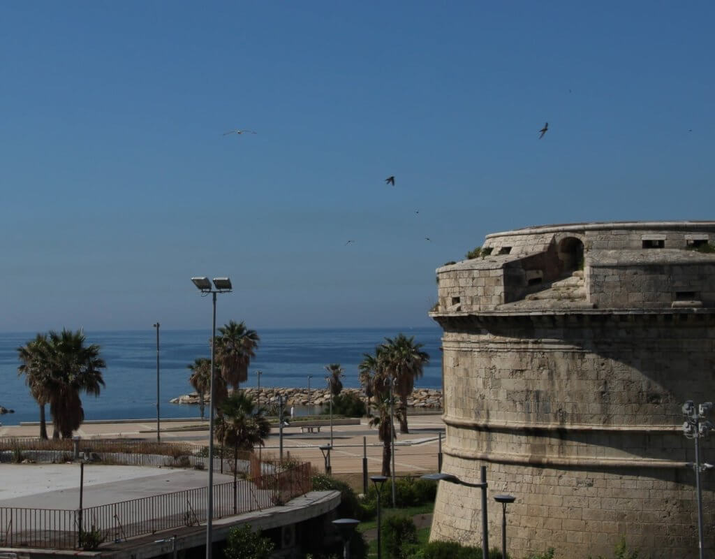 Vue sur la mer et le fort de Civitavecchia