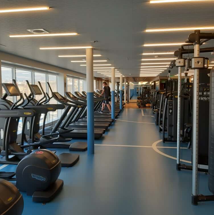 Salle de sport avec vue sur la mer