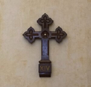 Photo de la croix avec le chiffre romain 14